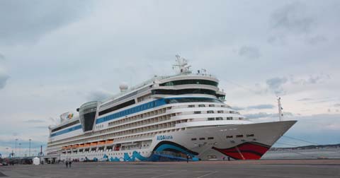Große Kreuzfahrtschiffe von MSC, AIDA und anderen Reedereien legen in Arendal an Die AIDALuna am Kai in Arendal
