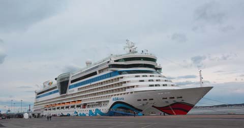 Die AIDALuna am Kai in Arendal